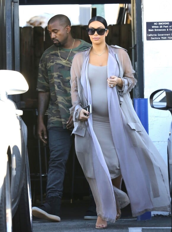 Kim Kardashian enceinte se rend dans un studio avec son mari Kanye West à Los Angeles, le 28 septembre 2015.