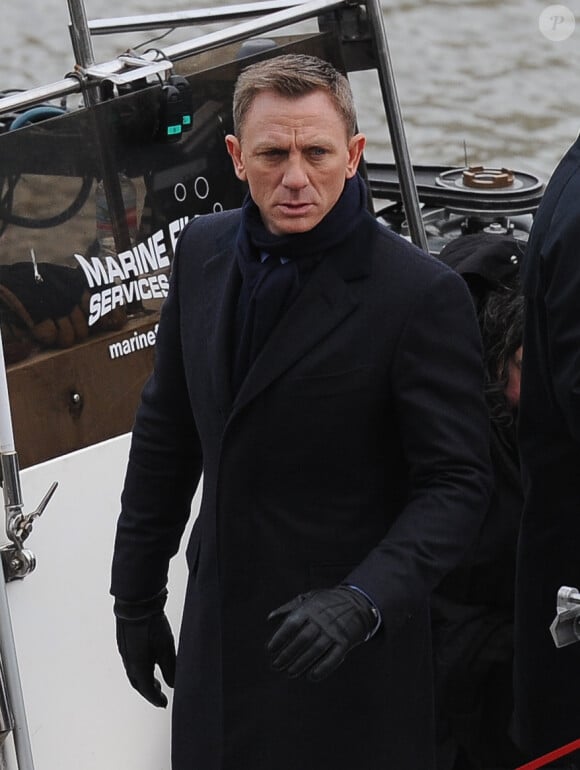 Daniel Craig et Rory Kinnear tournent une scène sur la Tamise pour le nouveau film James Bond "Spectre" à Londres le 15 décembre 2014