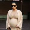 Kim Kardashian, enceinte, à la sortie d'un centre médical à Beverly Hills, le 27 septembre 2015