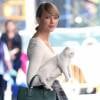 Taylor Swift sort avec son chat dans les bras à New York, le 16 septembre 2014