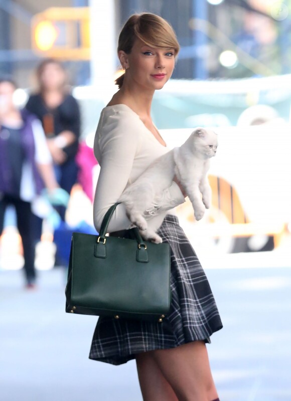 Taylor Swift sort avec son chat dans les bras à New York, le 16 septembre 2014