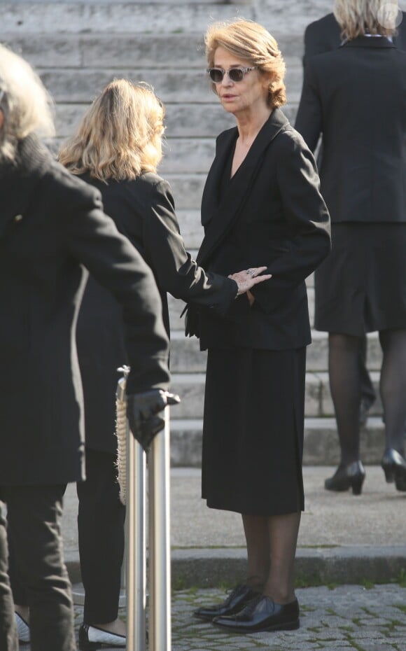Charlotte Rampling - Obsèques de Jean-Noël Tassez, le compagnon de Charlotte Rampling, au crématorium du cimetière du Père-Lachaise à Paris, le 9 octobre 2015