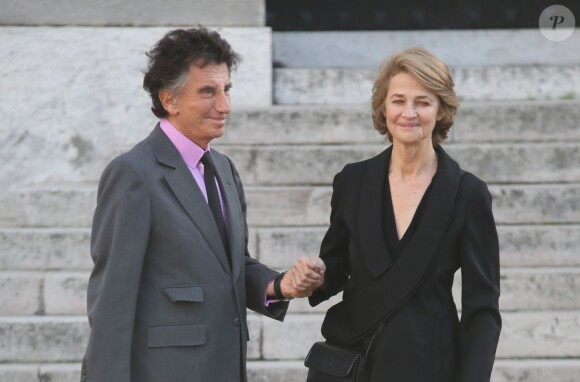 Jack Lang et Charlotte Rampling - Obsèques de Jean-Noël Tassez, le compagnon de Charlotte Rampling, au crématorium du cimetière du Père-Lachaise à Paris, le 9 octobre 2015