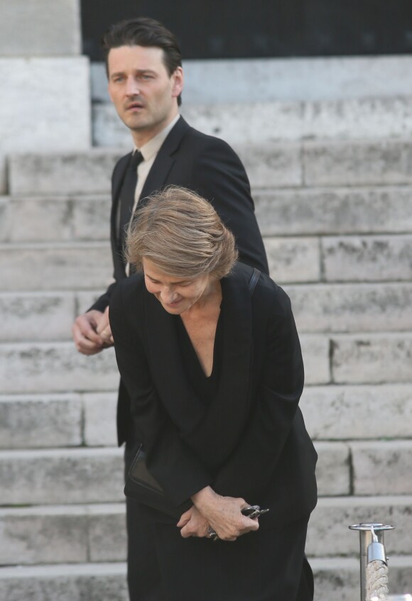 Charlotte Rampling - Obsèques de Jean-Noël Tassez, le compagnon de Charlotte Rampling, au crématorium du cimetière du Père-Lachaise à Paris, le 9 octobre 2015