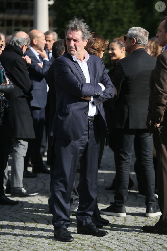 Jean-Jacques Bourdin - Obsèques de Jean-Noël Tassez, le compagnon de Charlotte Rampling, au crématorium du cimetière du Père-Lachaise à Paris, le 9 octobre 2015