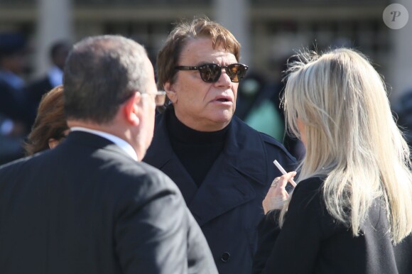 Bernard Tapie - Obsèques de Jean-Noël Tassez, le compagnon de Charlotte Rampling, au crématorium du cimetière du Père-Lachaise à Paris, le 9 octobre 2015