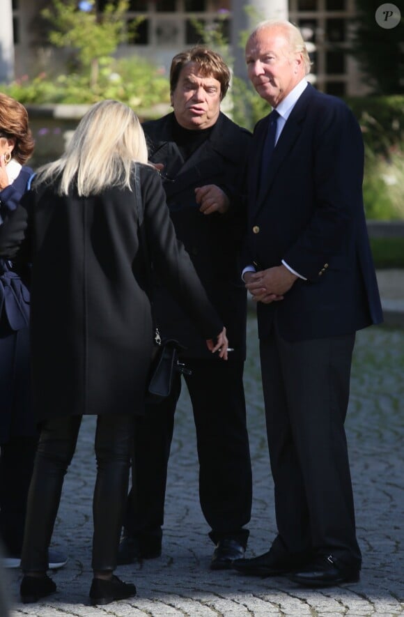 Bernard Tapie et Brice Hortefeux - Obsèques de Jean-Noël Tassez, le compagnon de Charlotte Rampling, au crématorium du cimetière du Père-Lachaise à Paris, le 9 octobre 2015