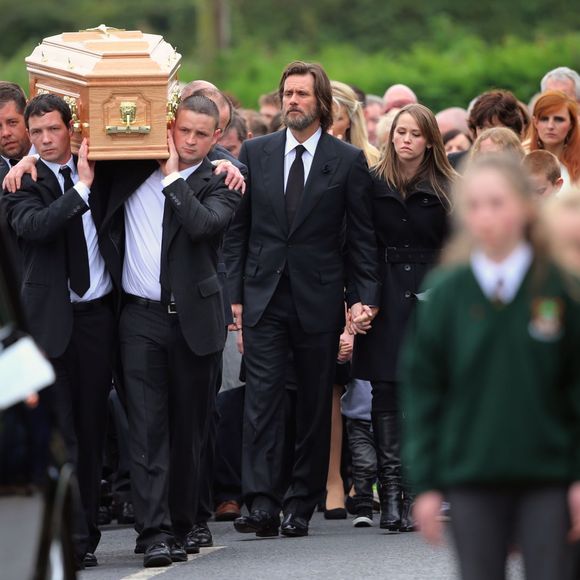 Jim Carrey lors des funérailles de sa compagne Cathriona White, au sein de l'église Our Lady of Fatima dans son village natal de Cappawhite, à Tipperary, en Irlande, le 10 octobre 2015