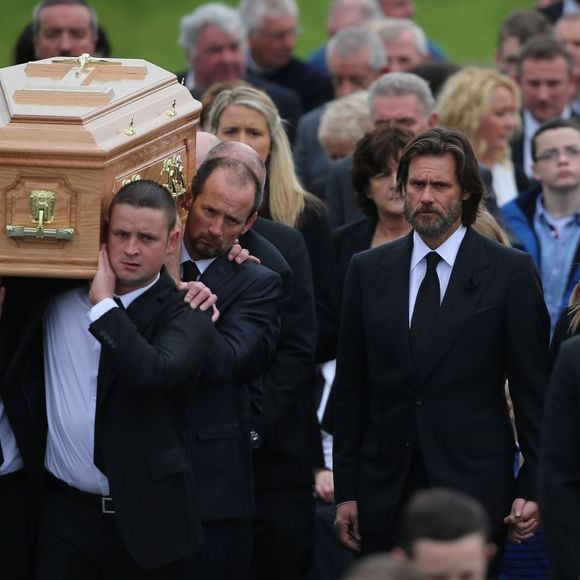 Jim Carrey lors des funérailles de sa compagne Cathriona White, au sein de l'église Our Lady of Fatima dans son village natal de Cappawhite, à Tipperary, en Irlande, le 10 octobre 2015