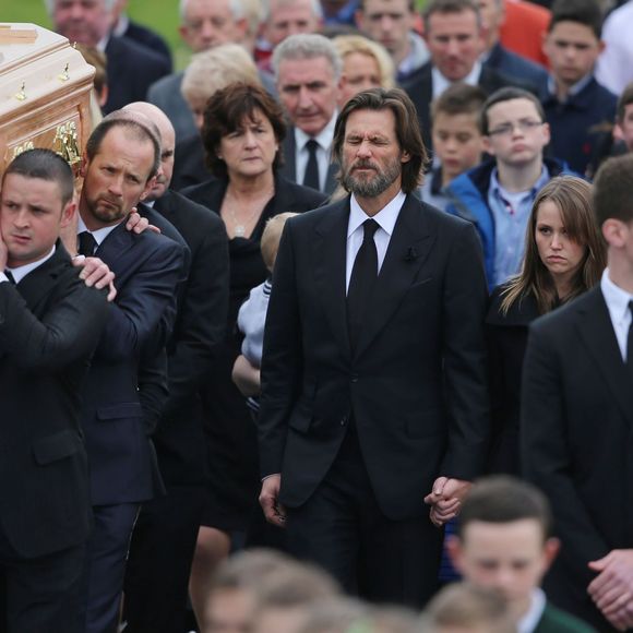 Jim Carrey lors des funérailles de sa compagne Cathriona White, au sein de l'église Our Lady of Fatima dans son village natal de Cappawhite, à Tipperary, en Irlande, le 10 octobre 2015