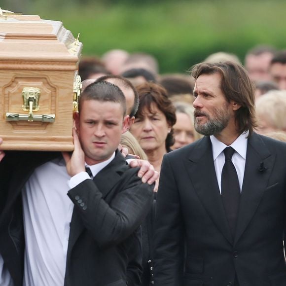 Jim Carrey lors des funérailles de sa compagne Cathriona White, au sein de l'église Our Lady of Fatima dans son village natal de Cappawhite, à Tipperary, en Irlande, le 10 octobre 2015