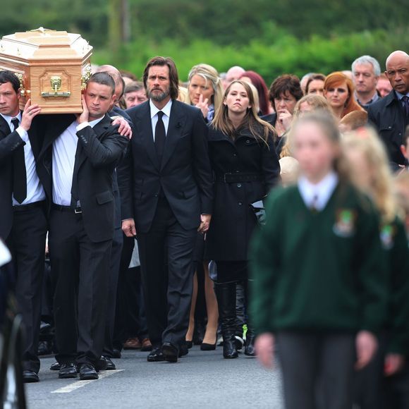 Jim Carrey lors des funérailles de sa compagne Cathriona White, au sein de l'église Our Lady of Fatima dans son village natal de Cappawhite, à Tipperary, en Irlande, le 10 octobre 2015