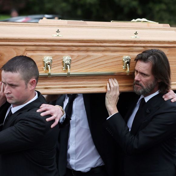 Jim Carrey lors des funérailles de sa compagne Cathriona White, au sein de l'église Our Lady of Fatima dans son village natal de Cappawhite, à Tipperary, en Irlande, le 10 octobre 2015