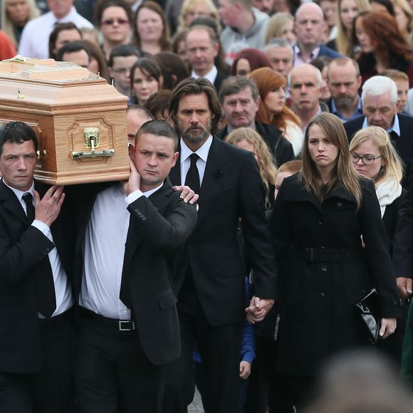 Jim Carrey lors des funérailles de sa compagne Cathriona White, au sein de l'église Our Lady of Fatima dans son village natal de Cappawhite, à Tipperary, en Irlande, le 10 octobre 2015