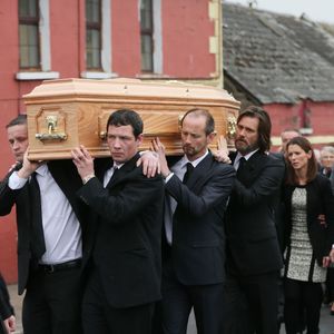 Jim Carrey lors des funérailles de sa compagne Cathriona White, au sein de l'église Our Lady of Fatima dans son village natal de Cappawhite, à Tipperary, en Irlande, le 10 octobre 2015