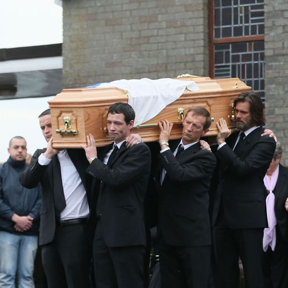 Jim Carrey lors des funérailles de sa compagne Cathriona White, au sein de l'église Our Lady of Fatima dans son village natal de Cappawhite, à Tipperary, en Irlande, le 10 octobre 2015