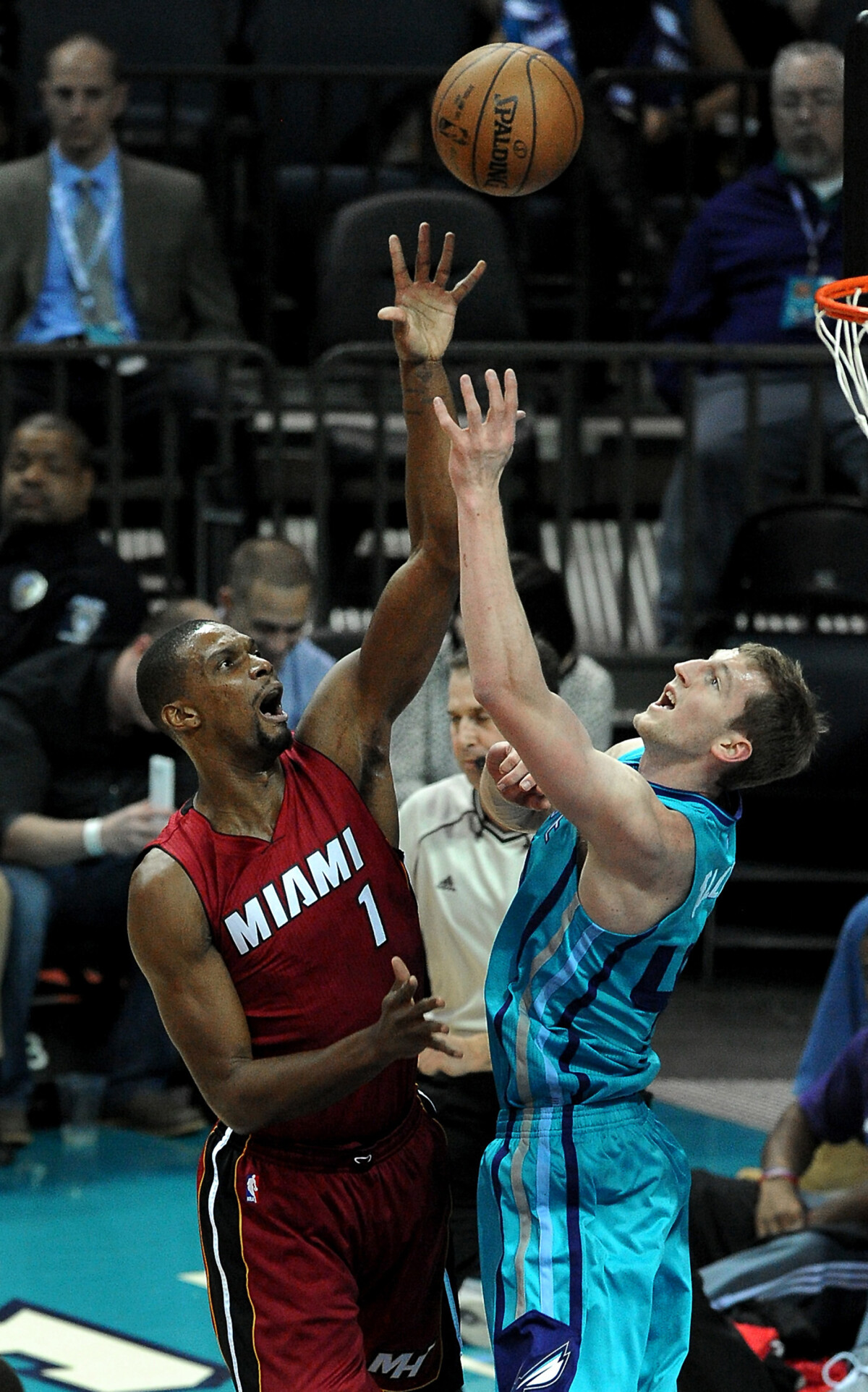 Photo Cody Zeller face à Chris Bosh lors d'un match entre le Heat de Miami et les de