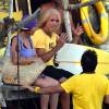 Jean Dujardin et Noëlle Perna (Mado la Niçoise) sur la plage des bains militaires à Nice pour la première journée de tournage du film "Brice 3 "…Parce que le 2 je l'ai cassé!" sous la direction du réalisateur James Hunt, le 14 septembre 2015.