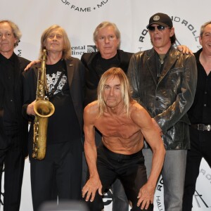 Steve Mackay, James Williamson, Scott Asheton et Mike Watt derrière Iggy Pop - Les membres du groupe The Stooges lors de la 25e édition du Rock And Roll Hall of Fame au Waldorf Astoria de New York, le 15 mars 2010