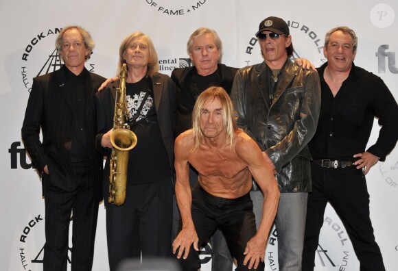Steve Mackay, James Williamson, Scott Asheton et Mike Watt derrière Iggy Pop - Les membres du groupe The Stooges lors de la 25e édition du Rock And Roll Hall of Fame au Waldorf Astoria de New York, le 15 mars 2010