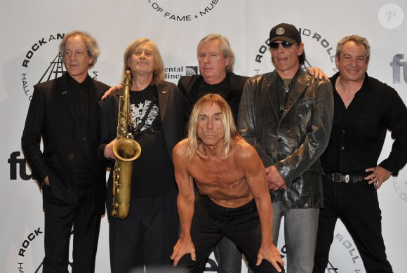 Steve Mackay, James Williamson, Scott Asheton et Mike Watt derrière Iggy Pop - Les membres du groupe The Stooges lors de la 25e édition du Rock And Roll Hall of Fame au Waldorf Astoria de New York, le 15 mars 2010