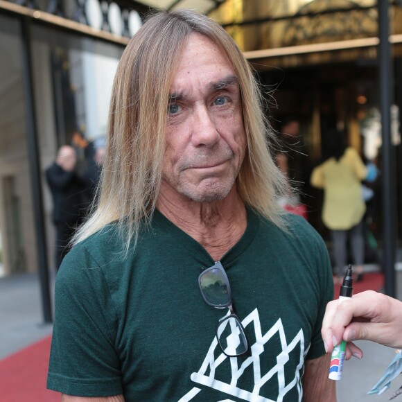 Le Chanteur Iggy Pop signe des autographes à la sortie de son hôtel avant de se rendre à son concert dans la ville de Liege en Belgique , le 11 juillet 2015