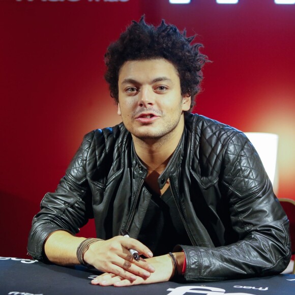 Kev Adams en séance de dédicaces à la Fnac des Ternes pour faire la promotion de la sortie DVD de son nouveau spectacle "Voilà Voilà" à Paris, le 5 novembre 2014.