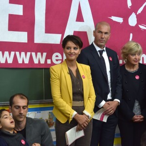 Le petit garçon Joris, Najat Vallaud-Belkacem et Zinédine Zidane, parrain de l'association lors de la dictée ELA à l'école Marseille à Paris, le 12 octobre 2015, pour le lancement de la campagne nationale contre la maladie et le handicap de l'association européenne contre les leucodystrophies (ELA)