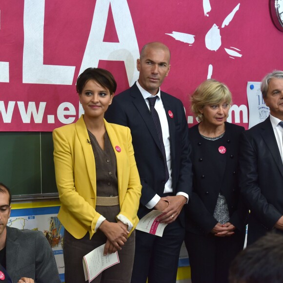 Le petit garçon Joris, Najat Vallaud-Belkacem et Zinédine Zidane, parrain de l'association lors de la dictée ELA à l'école Marseille à Paris, le 12 octobre 2015, pour le lancement de la campagne nationale contre la maladie et le handicap de l'association européenne contre les leucodystrophies (ELA)