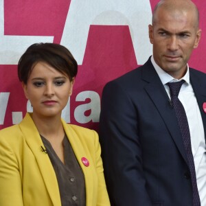 Najat Vallaud-Belkacem et Zinédine Zidane, parrain de l'association lors de la dictée ELA à l'école Marseille à Paris, le 12 octobre 2015, pour le lancement de la campagne nationale contre la maladie et le handicap de l'association européenne contre les leucodystrophies (ELA)