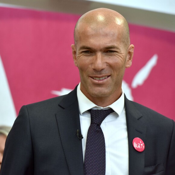 Zinédine Zidane, parrain de l'association lors de la dictée ELA à l'école Marseille à Paris, le 12 octobre 2015, pour le lancement de la campagne nationale contre la maladie et le handicap de l'association européenne contre les leucodystrophies (ELA)