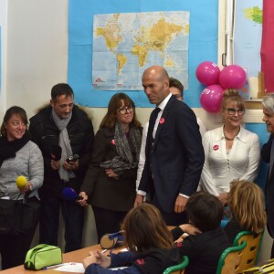 Zinédine Zidane, parrain de l'association et Najat Vallaud-Belkacem lors de la dictée ELA à l'école Marseille à Paris, le 12 octobre 2015, pour le lancement de la campagne nationale contre la maladie et le handicap de l'association européenne contre les leucodystrophies (ELA)