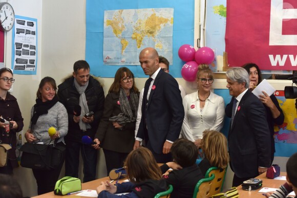 Zinédine Zidane, parrain de l'association et Najat Vallaud-Belkacem lors de la dictée ELA à l'école Marseille à Paris, le 12 octobre 2015, pour le lancement de la campagne nationale contre la maladie et le handicap de l'association européenne contre les leucodystrophies (ELA)