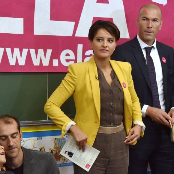 Najat Vallaud-Belkacem et Zinédine Zidane, parrain de l'association lors de la dictée ELA à l'école Marseille à Paris, le 12 octobre 2015, pour le lancement de la campagne nationale contre la maladie et le handicap de l'association européenne contre les leucodystrophies (ELA)