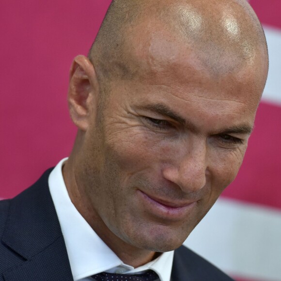 Zinédine Zidane, parrain de l'association lors de la dictée ELA à l'école Marseille à Paris, le 12 octobre 2015, pour le lancement de la campagne nationale contre la maladie et le handicap de l'association européenne contre les leucodystrophies (ELA)