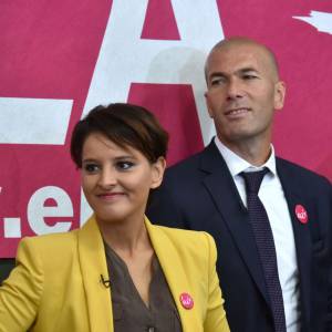 Najat Vallaud-Belkacem et Zinédine Zidane, parrain de l'association lors de la dictée ELA à l'école Marseille à Paris, le 12 octobre 2015, pour le lancement de la campagne nationale contre la maladie et le handicap de l'association européenne contre les leucodystrophies (ELA)