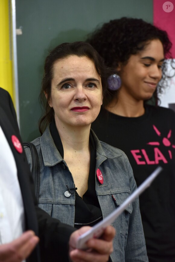 Amélie Nothomb (auteur du texte de la dictée) lors de la dictée ELA à l'école Marseille à Paris, le 12 octobre 2015, pour le lancement de la campagne nationale contre la maladie et le handicap de l'association européenne contre les leucodystrophies (ELA)