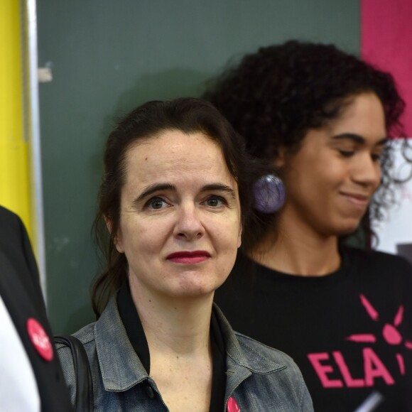 Amélie Nothomb (auteur du texte de la dictée) lors de la dictée ELA à l'école Marseille à Paris, le 12 octobre 2015, pour le lancement de la campagne nationale contre la maladie et le handicap de l'association européenne contre les leucodystrophies (ELA)
