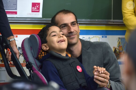 Le petit garçon Joris lors de la dictée ELA à l'école Marseille à Paris, le 12 octobre 2015, pour le lancement de la campagne nationale contre la maladie et le handicap de l'association européenne contre les leucodystrophies (ELA)