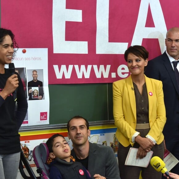 Le petit garçon Joris, Najat Vallaud-Belkacem et Zinédine Zidane, parrain de l'association lors de la dictée ELA à l'école Marseille à Paris, le 12 octobre 2015, pour le lancement de la campagne nationale contre la maladie et le handicap de l'association européenne contre les leucodystrophies (ELA)