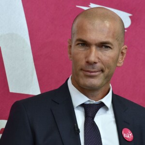Zinédine Zidane, parrain de l'association lors de la dictée ELA à l'école Marseille à Paris, le 12 octobre 2015, pour le lancement de la campagne nationale contre la maladie et le handicap de l'association européenne contre les leucodystrophies (ELA)