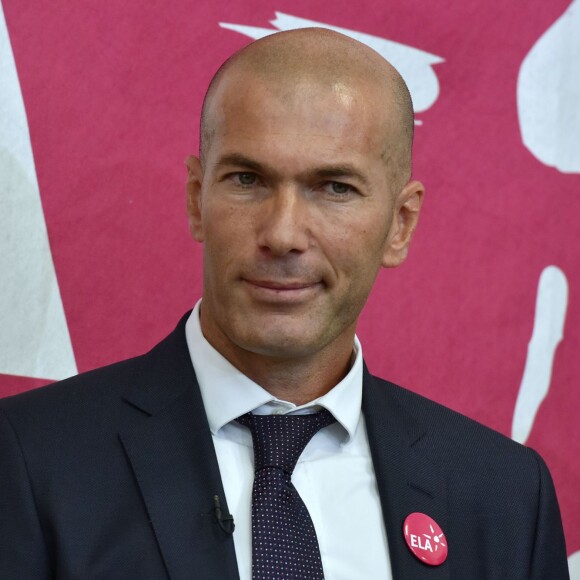 Zinédine Zidane, parrain de l'association lors de la dictée ELA à l'école Marseille à Paris, le 12 octobre 2015, pour le lancement de la campagne nationale contre la maladie et le handicap de l'association européenne contre les leucodystrophies (ELA)