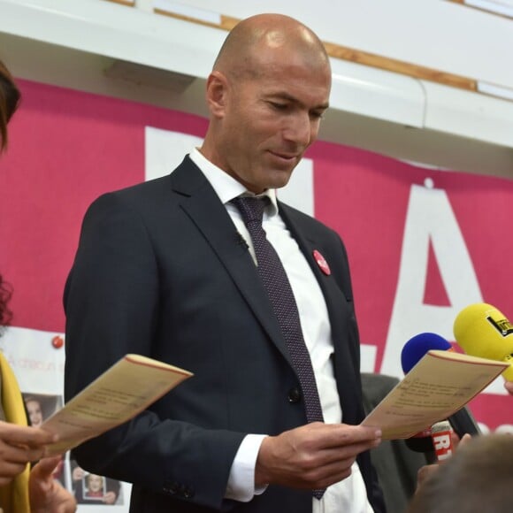 Najat Vallaud-Belkacem et Zinédine Zidane, parrain de l'association lors de la dictée ELA à l'école Marseille à Paris, le 12 octobre 2015, pour le lancement de la campagne nationale contre la maladie et le handicap de l'association européenne contre les leucodystrophies (ELA)