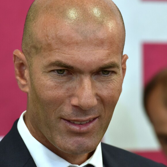 Zinédine Zidane, parrain de l'association lors de la dictée ELA à l'école Marseille à Paris, le 12 octobre 2015, pour le lancement de la campagne nationale contre la maladie et le handicap de l'association européenne contre les leucodystrophies (ELA)