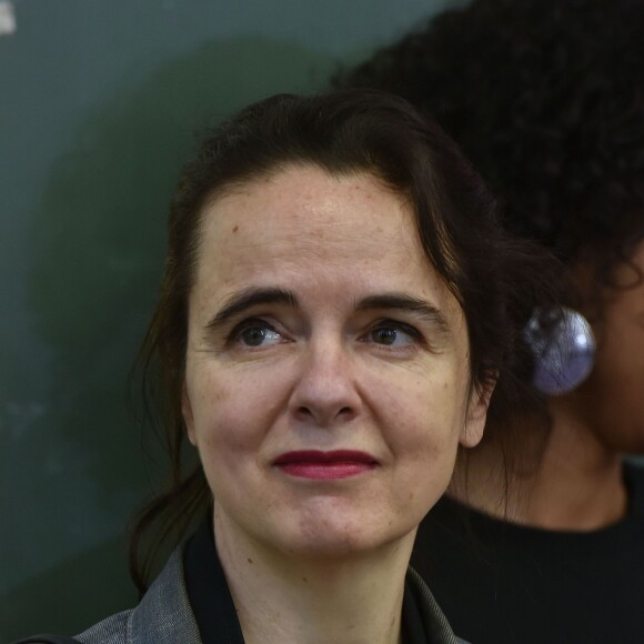 Amélie Nothomb (auteur du texte de la dictée) lors de la dictée ELA à l'école Marseille à Paris, le 12 octobre 2015, pour le lancement de la campagne nationale contre la maladie et le handicap de l'association européenne contre les leucodystrophies (ELA)