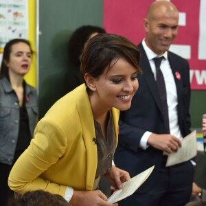 Najat Vallaud-Belkacem et Zinédine Zidane, parrain de l'association lors de la dictée ELA à l'école Marseille à Paris, le 12 octobre 2015, pour le lancement de la campagne nationale contre la maladie et le handicap de l'association européenne contre les leucodystrophies (ELA)