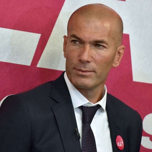 Zinédine Zidane, parrain de l'association lors de la dictée ELA à l'école Marseille à Paris, le 12 octobre 2015, pour le lancement de la campagne nationale contre la maladie et le handicap de l'association européenne contre les leucodystrophies (ELA)