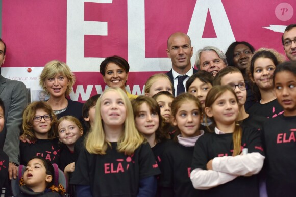 Najat Vallaud-Belkacem Zinédine Zidane, parrain de l'association et les enfants de la classe lors de la dictée ELA à l'école Marseille à Paris, le 12 octobre 2015, pour le lancement de la campagne nationale contre la maladie et le handicap de l'association européenne contre les leucodystrophies (ELA)
