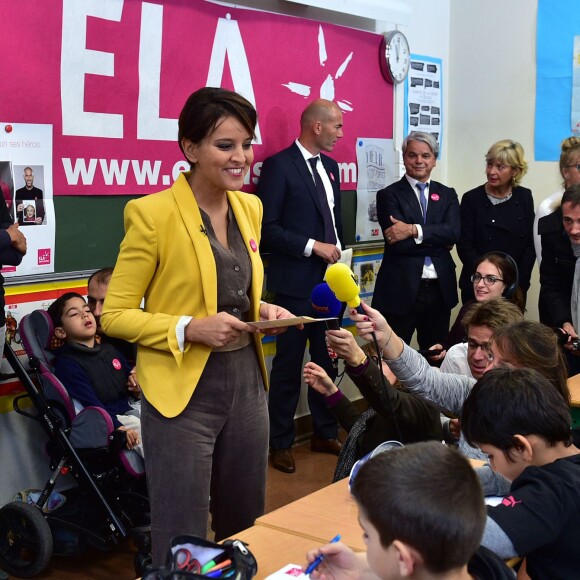 Najat Vallaud-Belkacem et Zinédine Zidane, parrain de l'association lors de la dictée ELA à l'école Marseille à Paris, le 12 octobre 2015, pour le lancement de la campagne nationale contre la maladie et le handicap de l'association européenne contre les leucodystrophies (ELA)