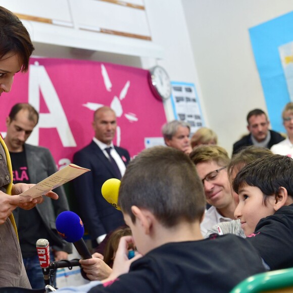 Zinédine Zidane, parrain de l'association et Najat Vallaud-Belkacem lors de la dictée ELA à l'école Marseille à Paris, le 12 octobre 2015, pour le lancement de la campagne nationale contre la maladie et le handicap de l'association européenne contre les leucodystrophies (ELA)
